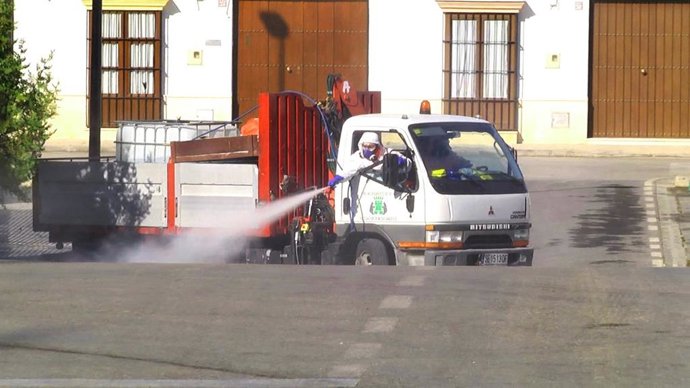 Operarios desinfectan las calles de Osuna ante el coronavirus
