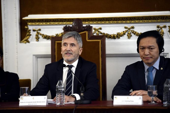 El ministro de Interior, Fernando Grande-Marlaska (i) y el director del Área de Mercados Ilícitos de Interpol, Daoming Zhang (d) intervienen en la clausura de unas jornadas sobre contaminación marítima lideradas por la Guardia Civil en la Residencia Inf