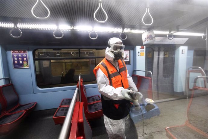 Limpieza en el metro de Lisboa, Portugal, por el coronavirus