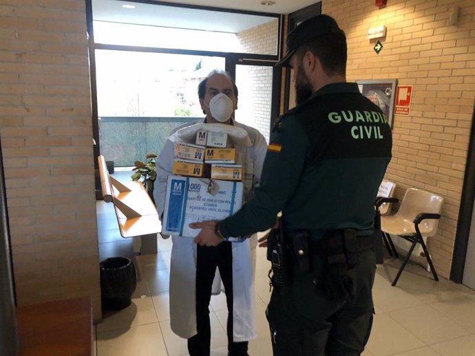 Un agente de la Guardia Civil lleva a un centro de salud los guantes entregados por un ciudadano