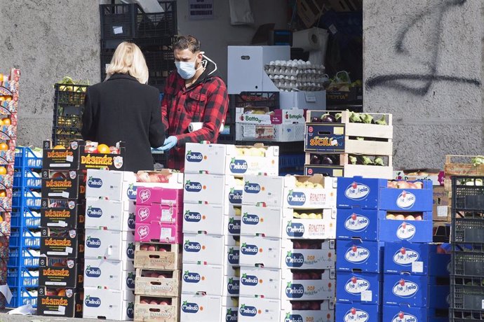 March 15, 2020 - Rome, Italy: A man wearing a mask runs a fruit shop. (Alessia Giuliani/CPP/Contacto)