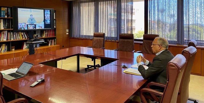 El presidente de la fecai, Casimiro Curbelo, en una videconferencia con el presidente de Canarias, Ángel Víctor Torres