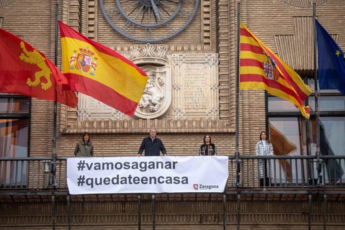 El Ayuntamiento cuelga una gran pancarta que anima a los ciudadanos a "ganar la batalla" al coronavirus