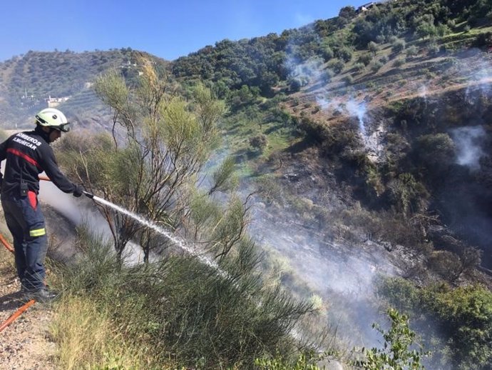 Tareas de extinción del incendio en el paraje del Barranco 'Los Negros', en Almuñécar