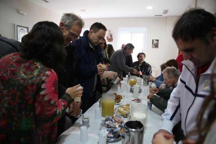Usuarios de la Casa de Acogida 'Madre Redentor', que gestiona Cáritas Diocesana, en una imagen de archivo.