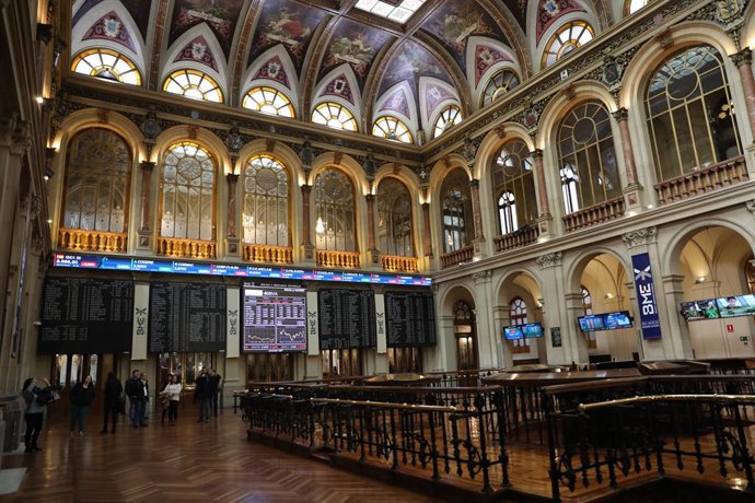Interior del edificio de la Bolsa de Madrid en la jornada del día 28 de febrero.
