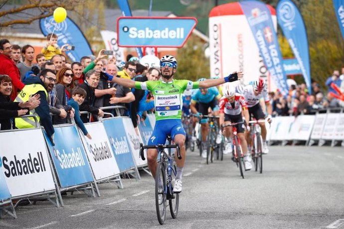 El ciclista Julian Alaphilippe (Deceuninck-Quick Step), ganador de la segunda etapa de la Vuelta al País Vasco 2019