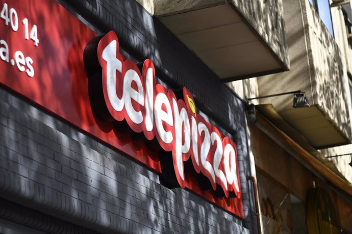 Logotipo de la marca Telepizza en un restaurante de la misma cadena, en Madrid.