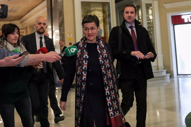 La ministra de Asuntos Exteriores, UE y Cooperación, Arancha González Laya, responde a los medios a su llegada al desayuno informativo organizado por Nueva Economía Forum en el Hotel Westin Palace, Madrid (España), a 9 de marzo de 2020.
