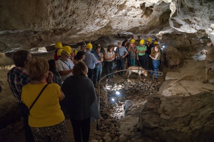    La Cueva de las Ventanas de Píñar, en la provincia de Granada, declarada Monumento Natural de Andalucía en 2001