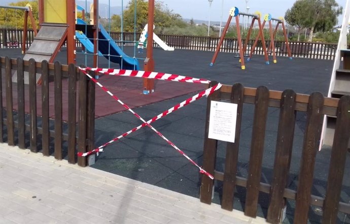 Parque infantil de Almería precintado por el coronavirus