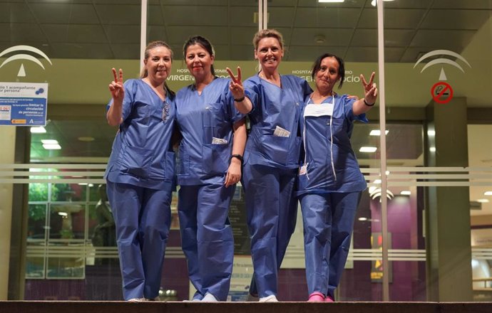 Personal sanitario del Hospital Virgen del Rocío  agradece los aplausos de los ciudadanos por el reconocimiento de la labor prestada por el coronavirus. Sevilla a 14 de marzo 2020
