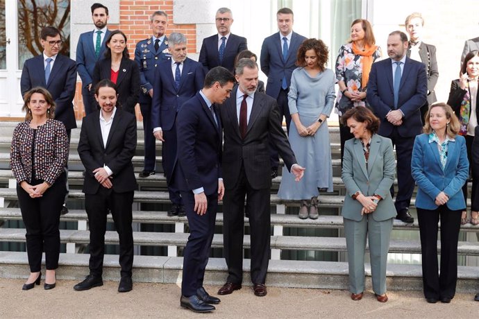 El presidente del Gobierno, Pedro Sánchez, se sitúa al lado del Rey para la foto de familia antes de la primera reunión del Consejo de Seguridad Nacional en el Palacio de la Zarzuela.