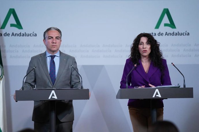 El consejero de la Presidencia, Administración Pública e Interior y portavoz del Ejecutivo andaluz, Elías Bendodo, y la consejera de Igualdad, Políticas Sociales y Conciliación, Rocío Ruiz, en rueda de prensa (Foto de archivo).