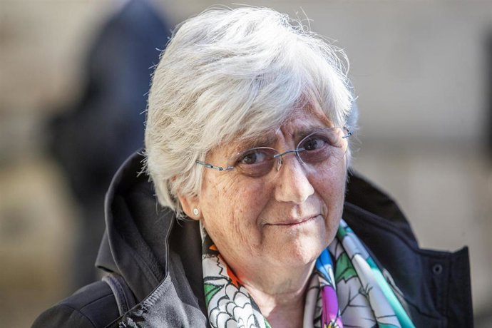 05 March 2020, Scotland, Edinburgh: Former Catalan politician and University of St Andrews professor Clara Ponsati leaves the Edinburgh Sheriff Court after a preliminary hearing on the charge of sedition over her role in Catalonia's unsanctioned indepen