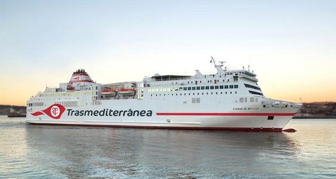 Uno de los barcos que presta servicio a Melilla