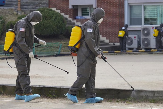 Personal de limpieza desinfecta una zona residencial de la ciudad de Daegu, en la parte meridional de Corea del Sur.