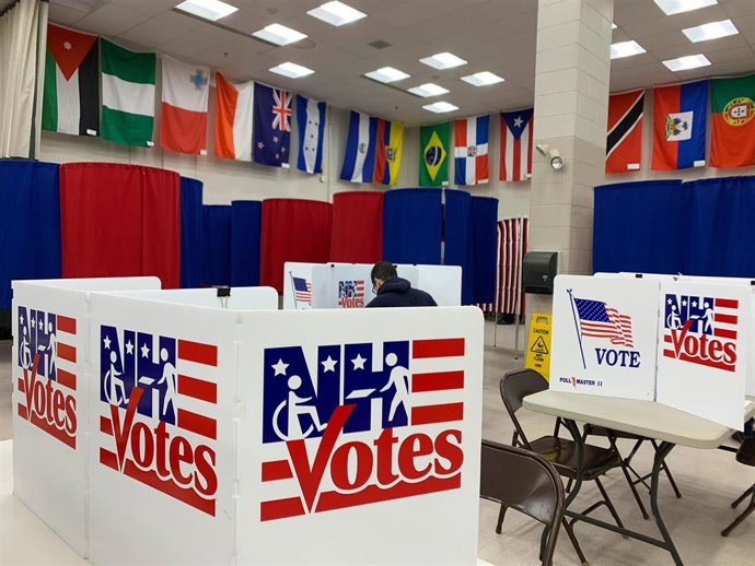 Un hombre vota durante las primarias estadounidenses de 2020. 