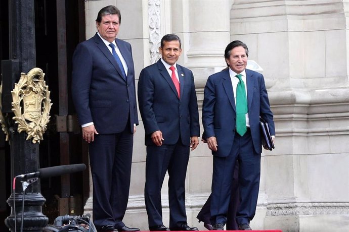 El presidente peruano, Ollanta Humala, con Alejandro Toledo y Alan García