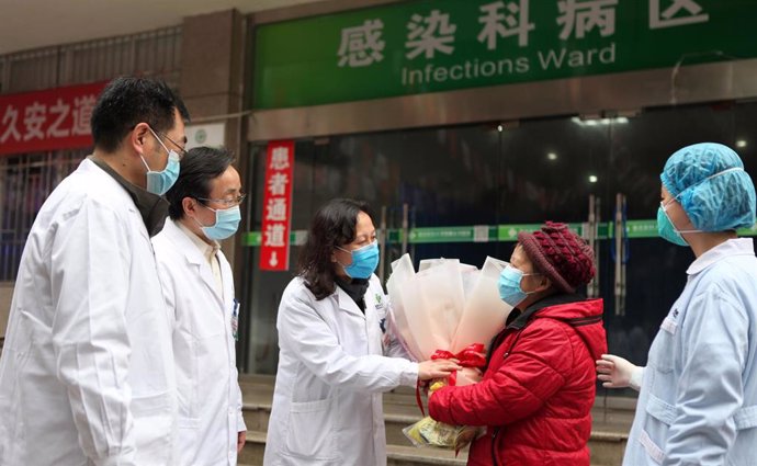 Doctores se despiden de la última paciente de coronavirus dada de alta en Chongqing.