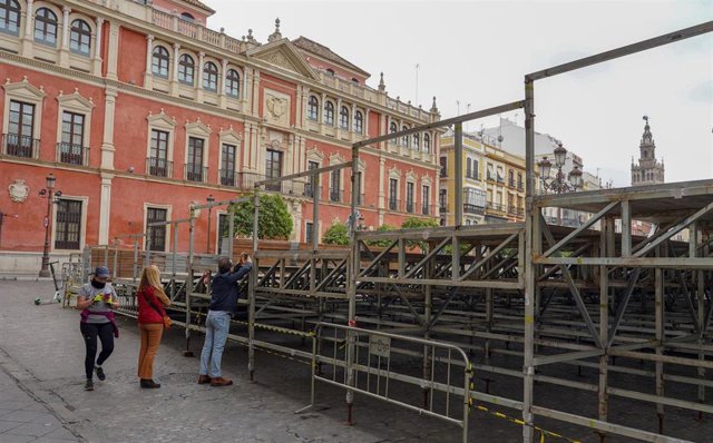 Palcos de la Semana Santa de Sevilla a medio instalar 
