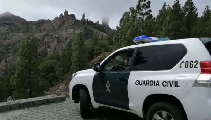 Coche de la Guardia Civil en el Roque Nublo (Gran Canaria) este lunes