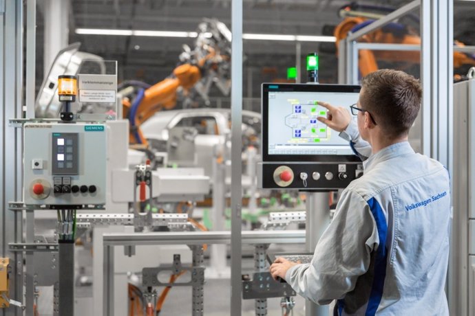 Imagen de un trabajador en una planta automatizada.