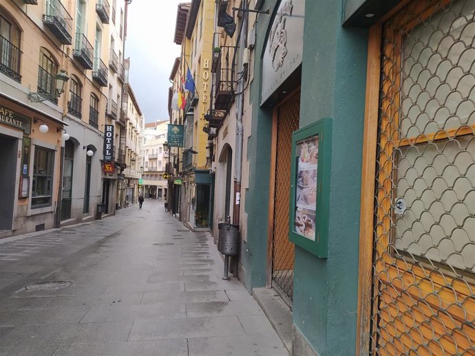 Calle Real de Segovia, una de las arterias comerciales más importantes de la ciudad, completamente vacía.