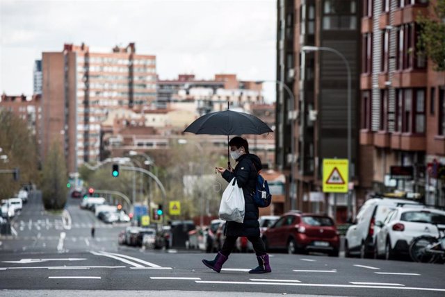 Una mujer con mascarilla en Madrid