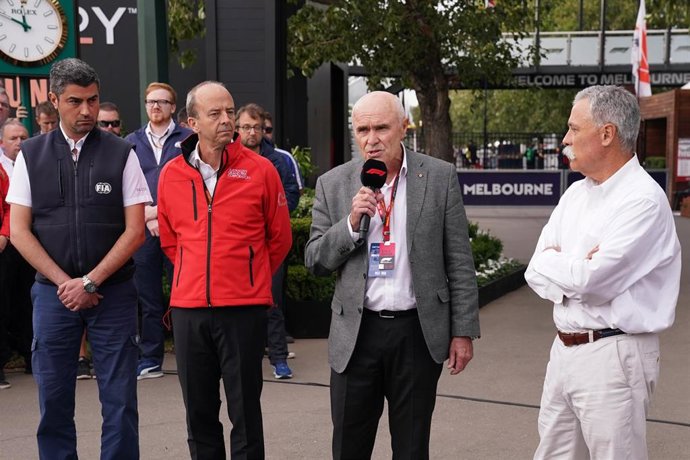 Chase Carey (dcha) escucha a los organizadores durante el anuncio de la cancelación del GP de Australia