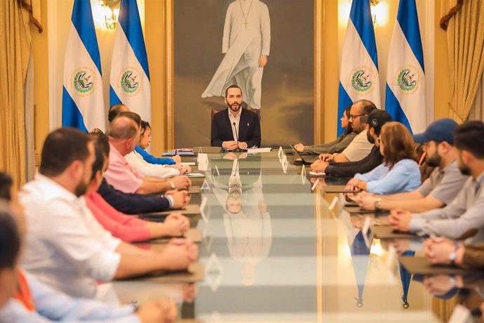 El presidente de El Salvador, Nayib Bukele, y sus ministros