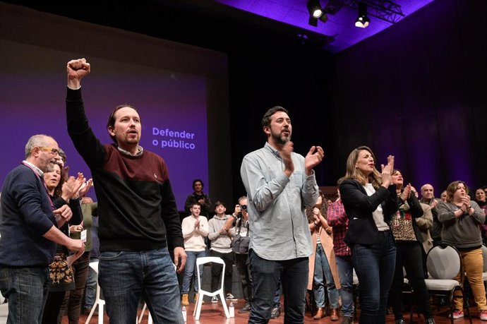 El secretario general de Podemos, Pablo Iglesias, la ministra de Trabajo, Yolanda Díaz, y el candidato de Galicia en Común-Anova a la presidencia de la Xunta de Galicia, Antón Gómez-Reino, durante un acto de Galicia en Común en A Coruña 