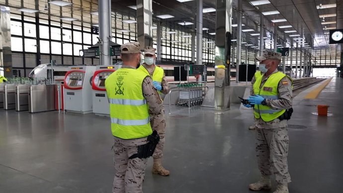 Infantes de marina en la estación de ferrocarril de Cádiz por el coronavirus