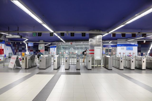 Estación de metro de Plaza de Castilla, epicentro de negocios y comunicaciones de la zona norte de Madrid, completamente vacía