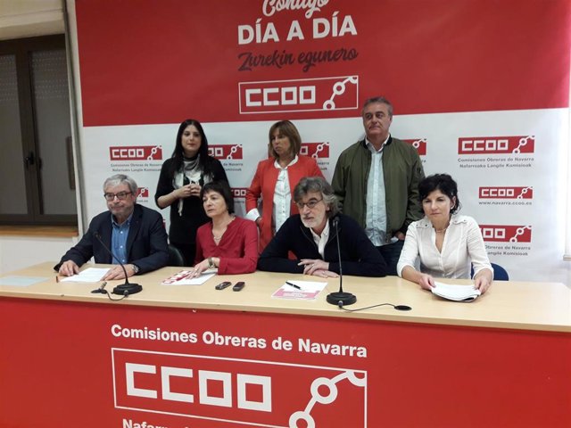 El secretario general de CCOO de Navarra, Chechu Rodríguez, en una rueda de prensa acompañado de la Ejecutiva del sindicato.