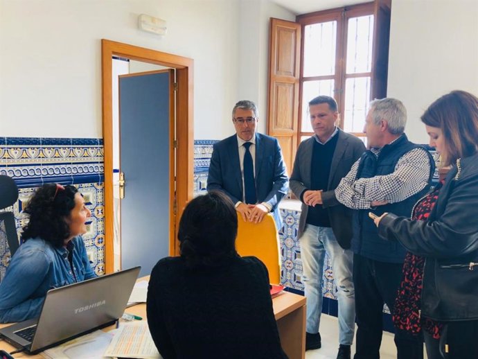 El presidente de la Diputación, Francisco Salado, en una reciene visita a un Punto de Información a la Mujer en Torrox (Málaga)