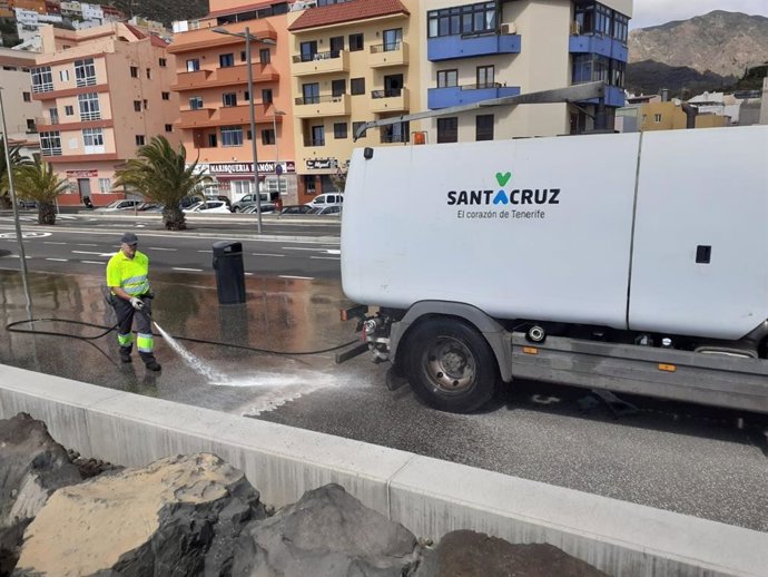 Operativo especial de limpieza en Santa Cruz de Tenerife para hacer frente al coronavirus