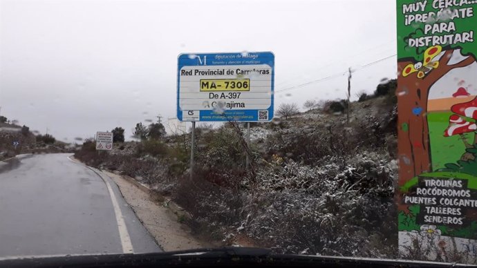 Leve nevada en una carretera provincial de Málaga este 17 de marzo de 2020