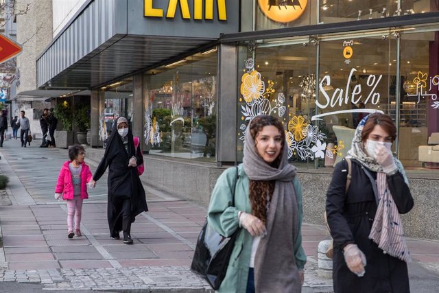 Mujeres con mascarilla en Teherán