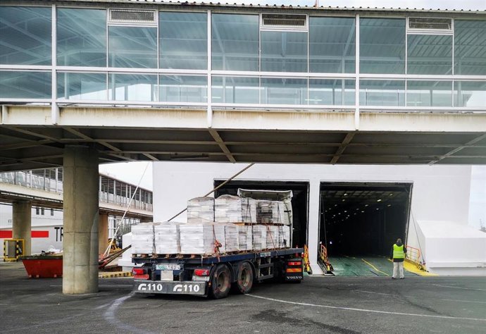 Carga de mercancías en los ferris con el norte de África desde el puerto de Almería