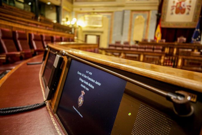 Escaño vacío del secretario general de Vox, Javier Ortega Smith, tras haber dado positivo en coronavirus y tras la suspensión del pleno del Congreso de los Diputados de esta semana como medida preventiva de contención del virus, en Madrid (España) a 10 