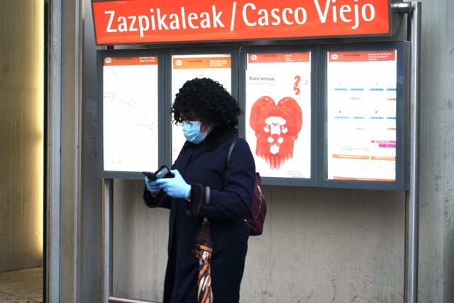Una mujer con mascarilla pasea por el casco viejo de Bilbao en el segundo día laborable en estado de alarma en Bilbao, Vizcaya, País Vasco (España), a 17 de marzo de 2020.