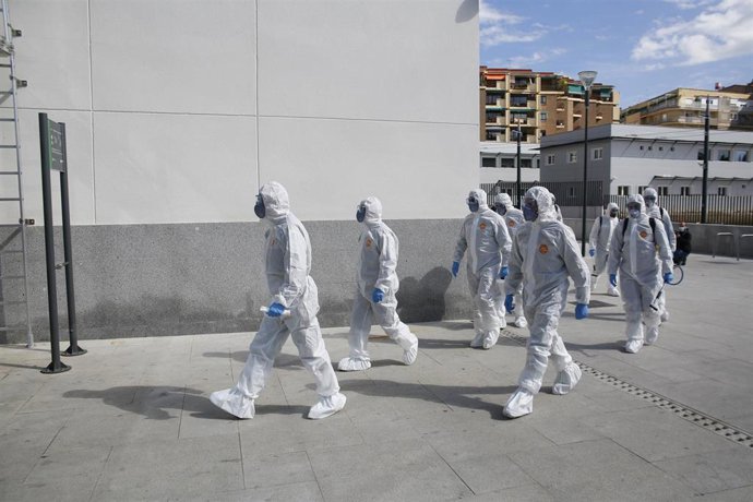 Miembros de la UME en labores de desinfección