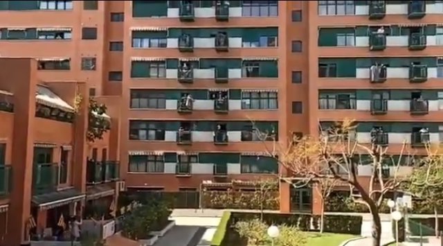 A falta de fallas y fiestas, los vecinos valencianos se reúnen en los balcones para cantar canciones populares