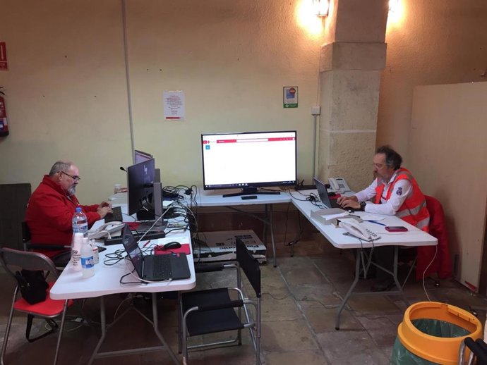 Equipos de atención teléfonico en la sede provincial de Cruz Roja