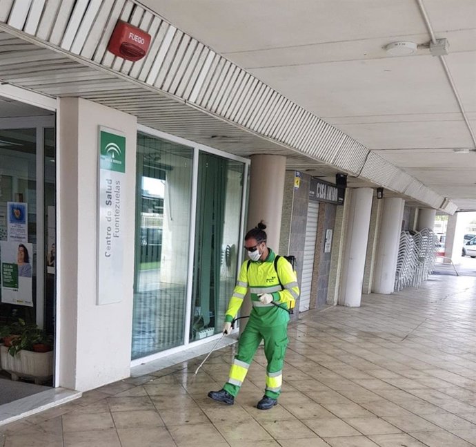Trabajos de desinfección en el exterior del centro de salud de Las Fuentezuelas