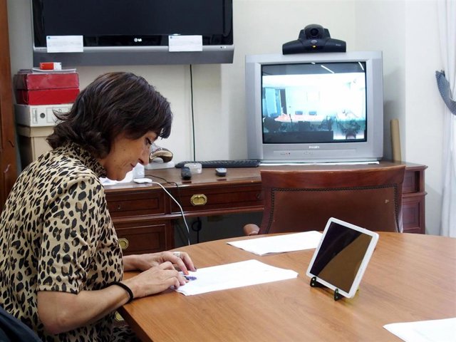 Una letrada se prepara para asistir por videoconferencia a un detenido