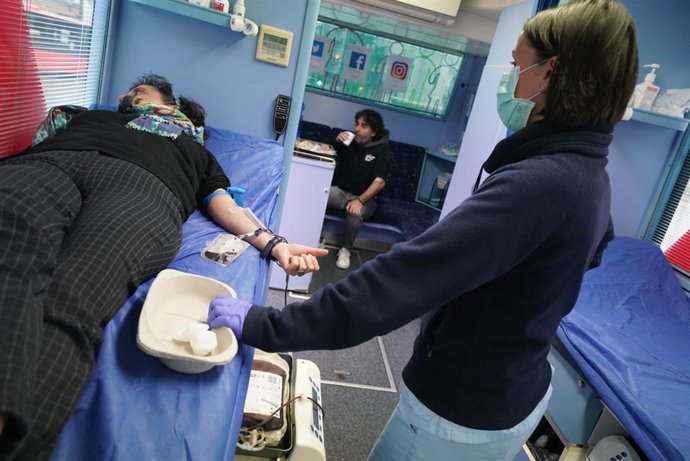 Imagen de un donante de sangre en el punto de Abando, en Bilbao, en los que se sigue recogiendo sangre
