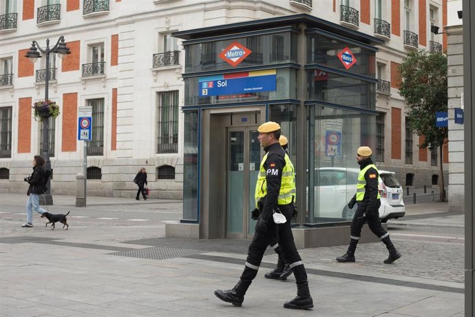 Agentes de la Policía Militar (del UME) en las inmediaciones de la puerta del Sol 