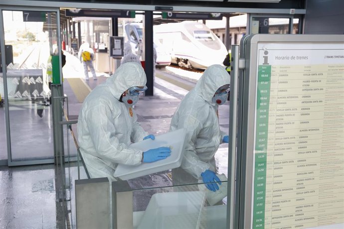 La UME interviene en Granada para desinfectar zonas de la estacion de tren en Avenida de Andaluces